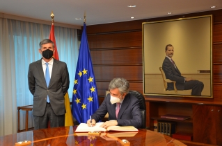 El presidente del TS y del CGPJ, Carlos Lesmes, ha firmado en el libro de honor del Tribunal Constitucional 
